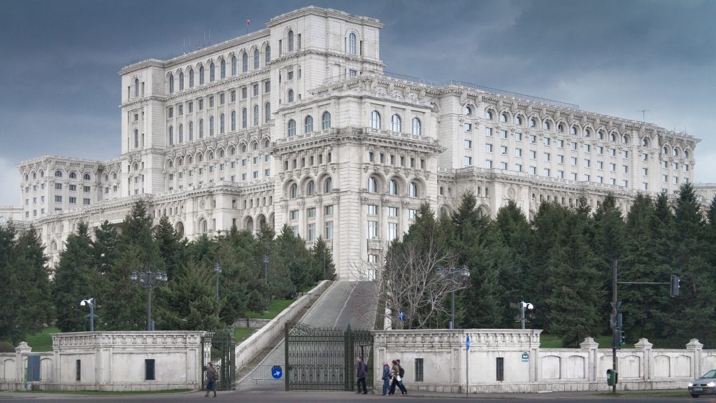 Fotografie cu Palatul Parlamentului văzut din Dealul Mitropoliei - preluată de pe wikipedia.org