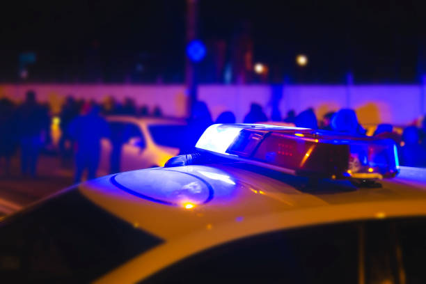 Lumini de poliție. Intermitent albastru pe mașina de poliție noaptea. Unitățile de poliție răspund la locul unei demonstrații de stradă.